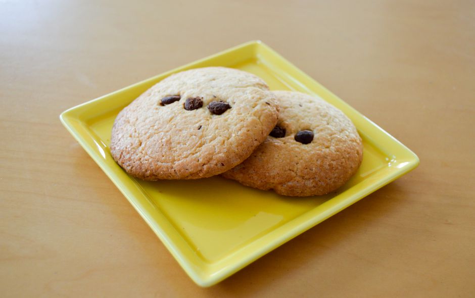 Des cookies tout juste sortis du four sur une assiette — la première étape consiste à identifier les cookies que votre site stocke réellement